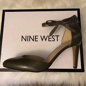 NWOT Nine West Howley Heel w/Bow & Zipper - Taupe Size 9